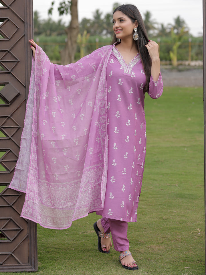 women-onion-pink-rayon-kurta-set-floral-buti-embroidery-taby-dupatta-bohorang