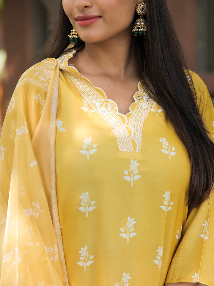 women-yellow-rayon-kurta-set-floral-buti-embroidery-scallop-neck-closeup-bohorang